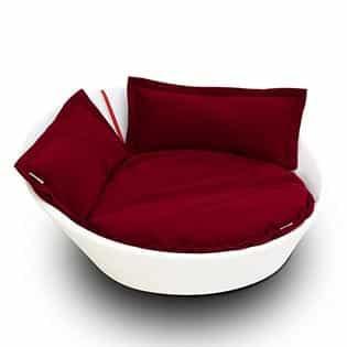 Mila, un panier en forme de corbeille pour chat en cuir blanc coussin rouge - kasibe