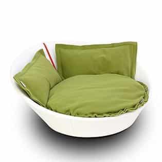 Mila, un panier en forme de corbeille pour chat en cuir blanc coussin vert - kasibe