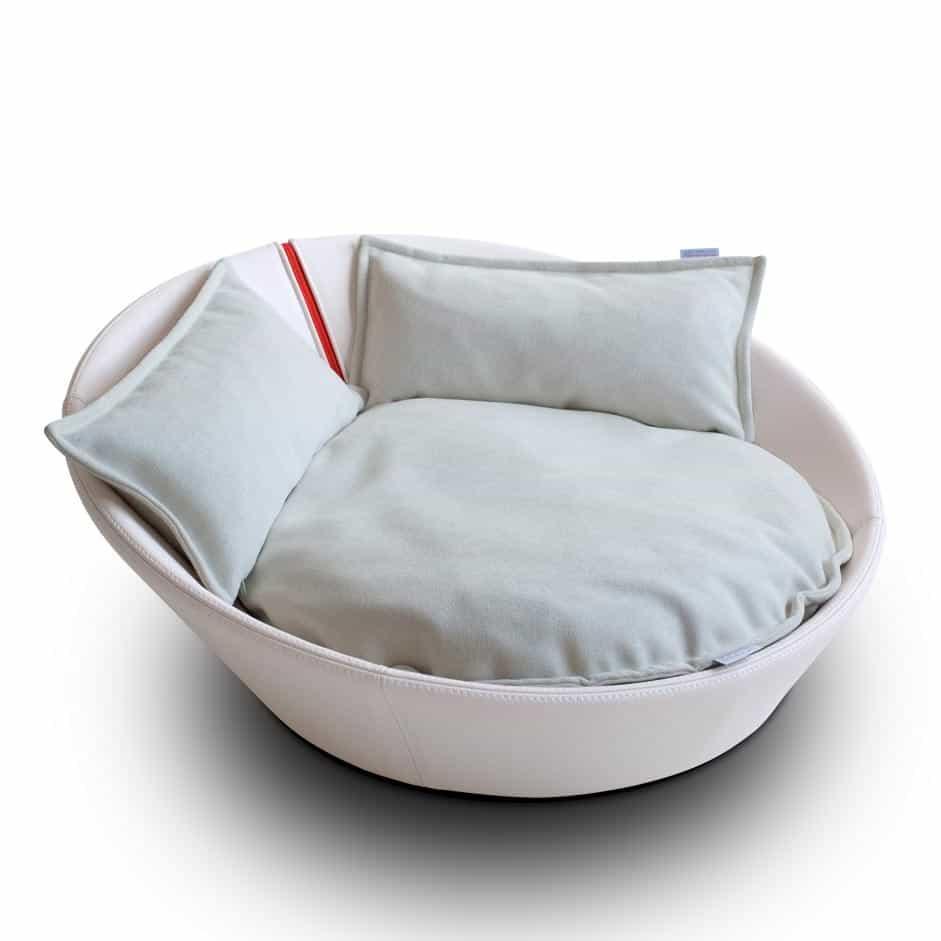 Mila, un panier en forme de corbeille pour chat en cuir blanc coussin crème - kasibe
