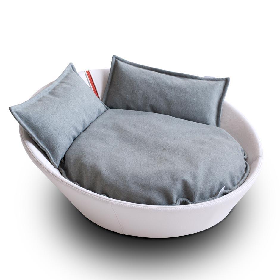 Mila, un panier en forme de corbeille pour chat en cuir blanc coussin gris clair - kasibe