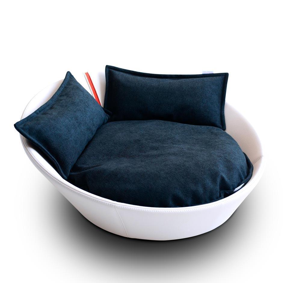 Mila, un panier en forme de corbeille pour chat en cuir blanc coussin gris foncé - kasibe
