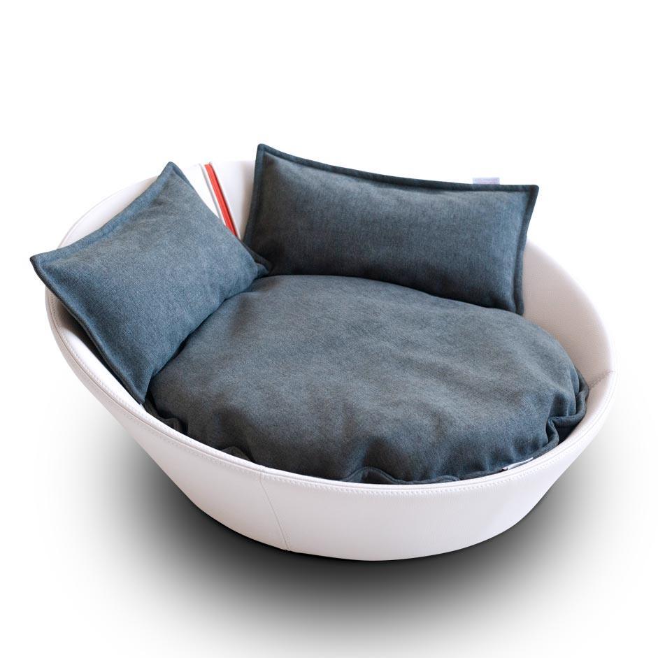 Mila, un panier en forme de corbeille pour chat en cuir blanc coussin gris moyen - kasibe