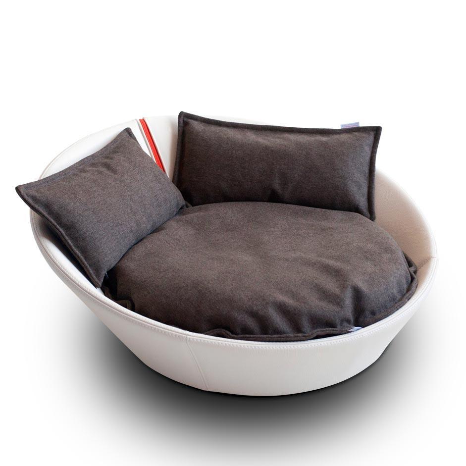 Mila, un panier en forme de corbeille pour chat en cuir blanc coussin marron - kasibe
