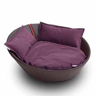 Mila, un panier en forme de corbeille pour chat en cuir marron coussin bordeaux - kasibe