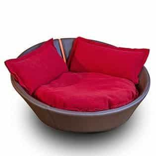 Mila, un panier en forme de corbeille pour chat en cuir marron coussin rouge - kasibe