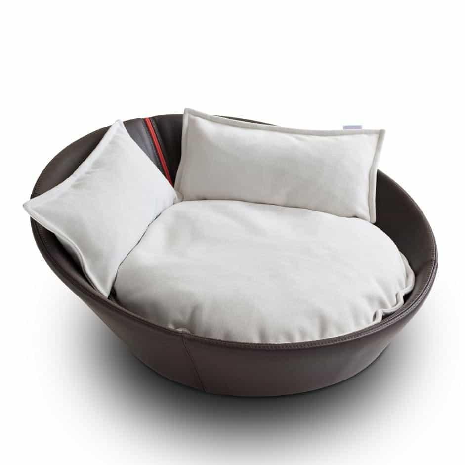 Mila, un panier en forme de corbeille pour chat en cuir marron coussin crème - kasibe