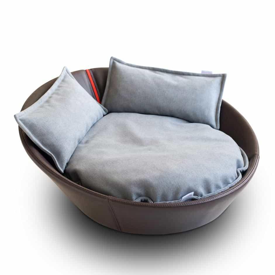 Mila, un panier en forme de corbeille pour chat en cuir marron coussin gris clair - kasibe