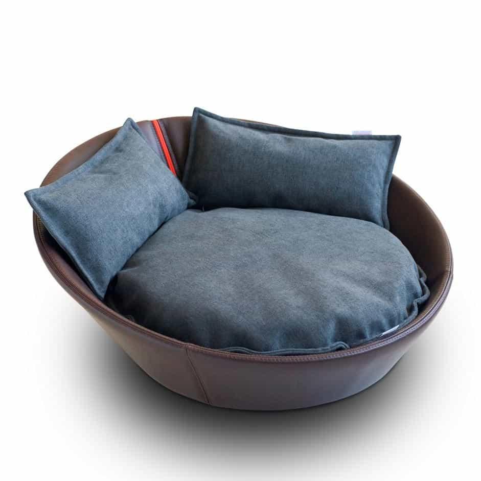 Mila, un panier en forme de corbeille pour chat en cuir marron coussin gris moyen - kasibe