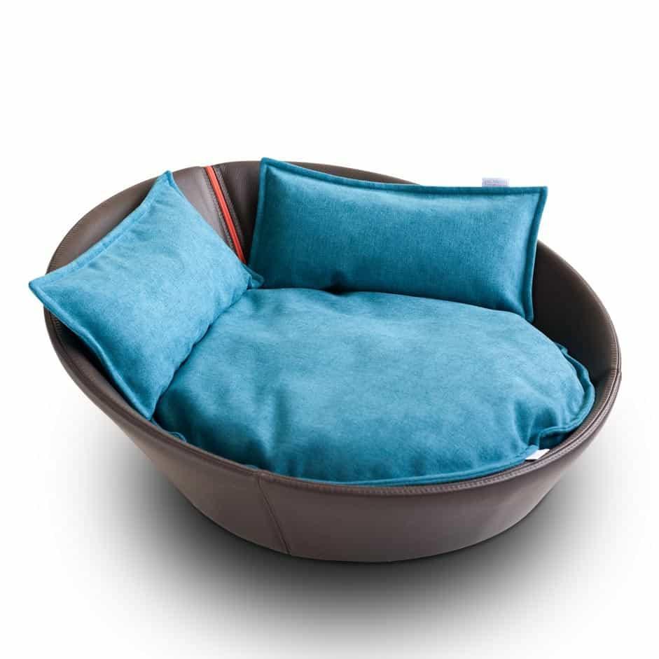 Mila, un panier en forme de corbeille pour chat en cuir marron coussin pétrole - kasibe