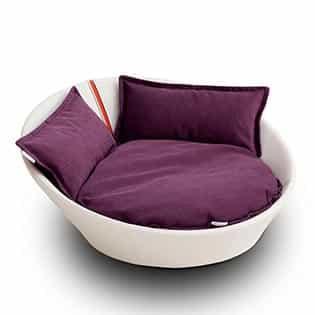 Mila, un panier en forme de corbeille pour chat en cuir crème coussin bordeaux - kasibe