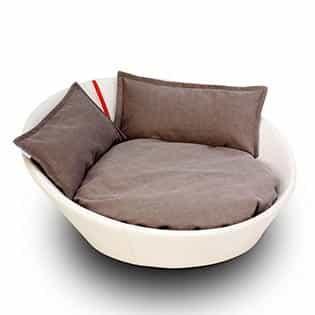 Mila, un panier en forme de corbeille pour chat en cuir crème coussin brun - kasibe