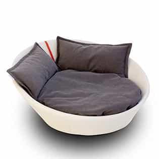 Mila, un panier en forme de corbeille pour chat en cuir crème coussin marron foncé - kasibe