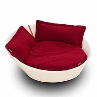Mila, un panier en forme de corbeille pour chat en cuir crème coussin rouge - kasibe
