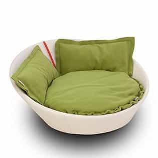 Mila, un panier en forme de corbeille pour chat en cuir crème coussin vert - kasibe