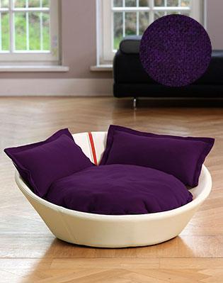Mila, un panier en forme de corbeille pour chat en cuir crème coussin aubergine - kasibe