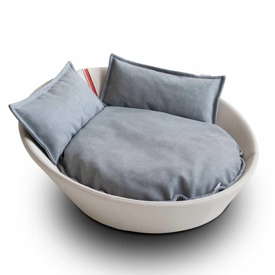 Mila, un panier en forme de corbeille pour chat en cuir crème coussin gris clair - kasibe