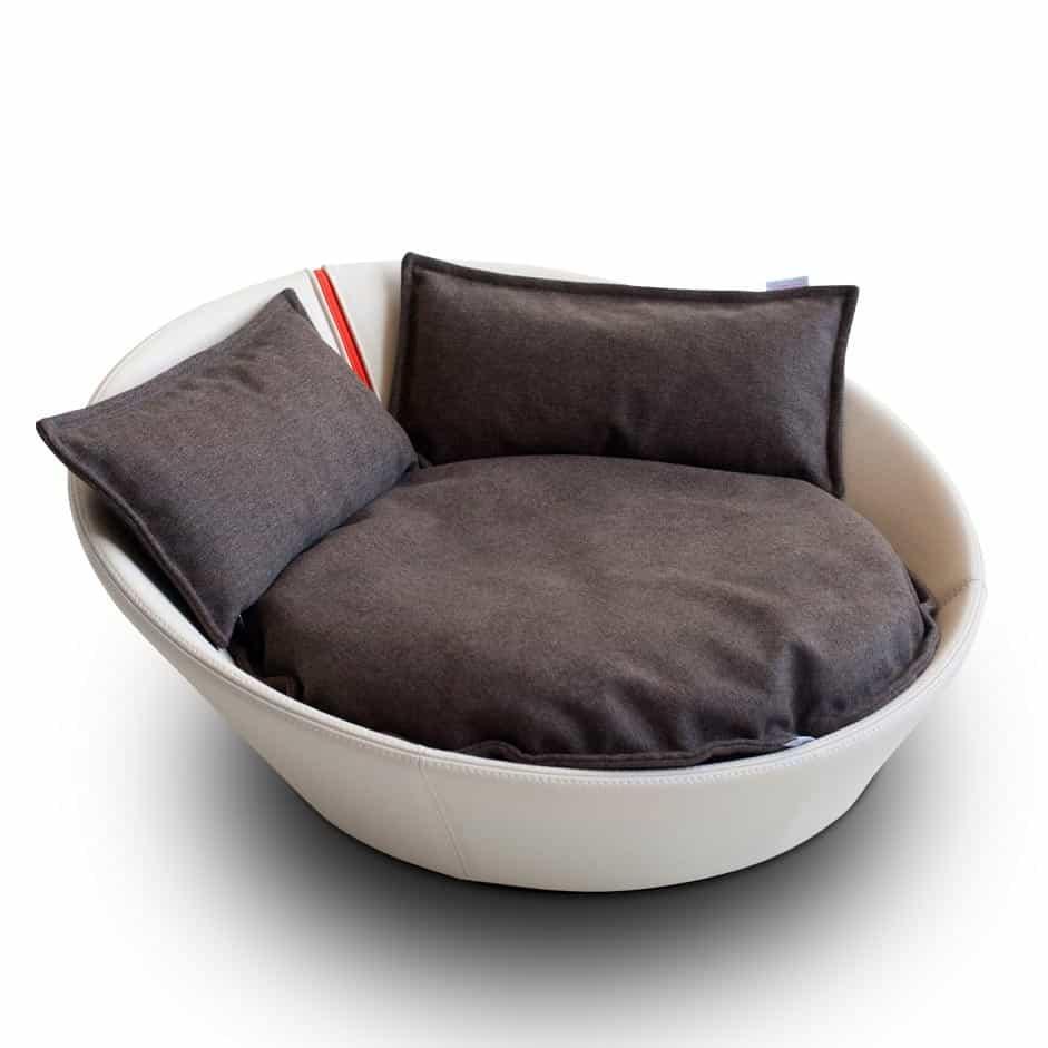 Mila, un panier en forme de corbeille pour chat en cuir crème coussin marron - kasibe