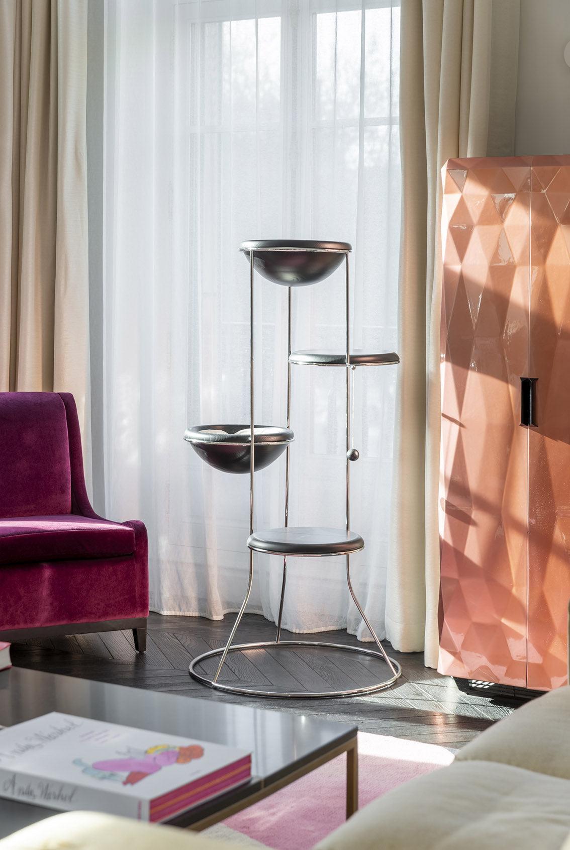 Constellation, un arbre à chat en bois fabriqué par des artisans kasibe bogarel
