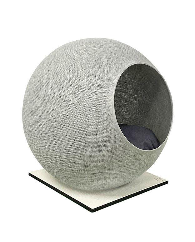 Meuble pour chat design : le Square un cocon discret tout en élégance gris clair socle béton blanc - kasibe
