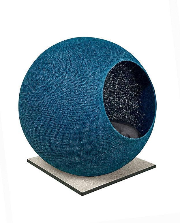Meuble pour chat design : le Square un cocon discret tout en élégance bleu socle béton - kasibe