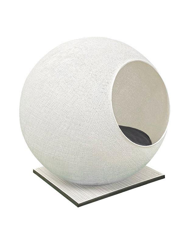 Meuble pour chat design : le Square un cocon discret tout en élégance ivoire socle béton blanc - kasibe