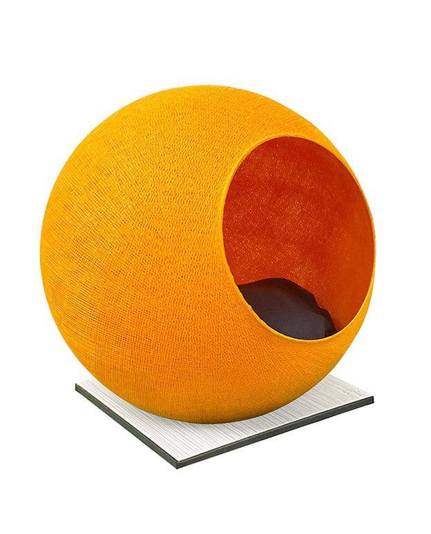 Meuble pour chat design : le Square un cocon discret tout en élégance jaune socle béton blanc - kasibe