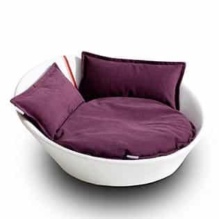Mila, un panier en forme de corbeille pour chat en cuir blanc coussin bordeaux - kasibe