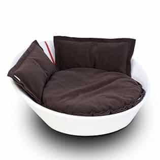 Mila, un panier en forme de corbeille pour chat en cuir blanc coussin marron foncé - kasibe