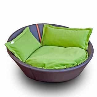 Mila, un panier en forme de corbeille pour chat en cuir marron coussin vert - kasibe