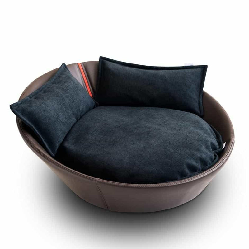 Mila, un panier en forme de corbeille pour chat en cuir marron coussin gris foncé - kasibe