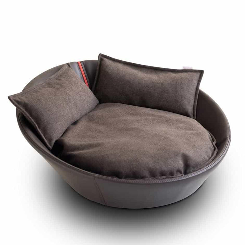 Mila, un panier en forme de corbeille pour chat en cuir marron coussin marron - kasibe