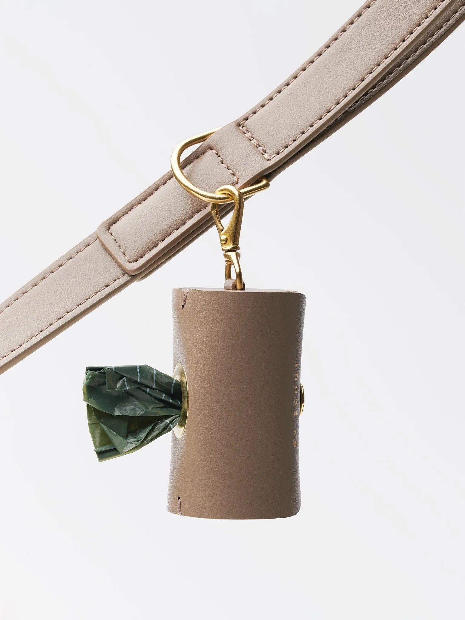 Mela, une pochette pour contenir des sacs à déjection pour chien marron - kasibe