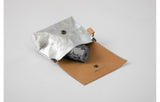 Oliviero : une pochette en papier pour sacs à déjections canines argent ouvert - kasibe