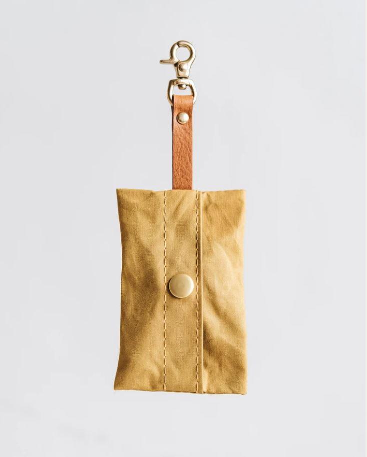 kasibe Noi, un distributeur de sac à crottes en toile cirée jaune bandandroll