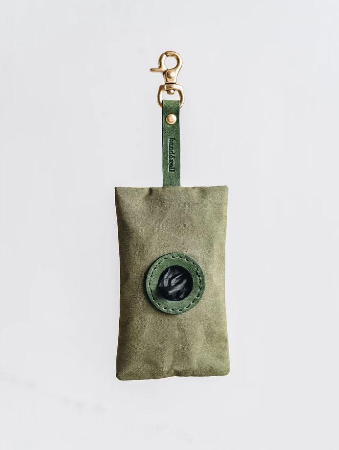 kasibe Noi, un distributeur de sac à crottes en toile cirée vert bandandroll
