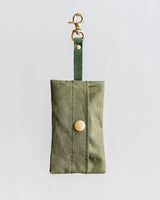 kasibe Noi, un distributeur de sac à crottes en toile cirée vert bandandroll