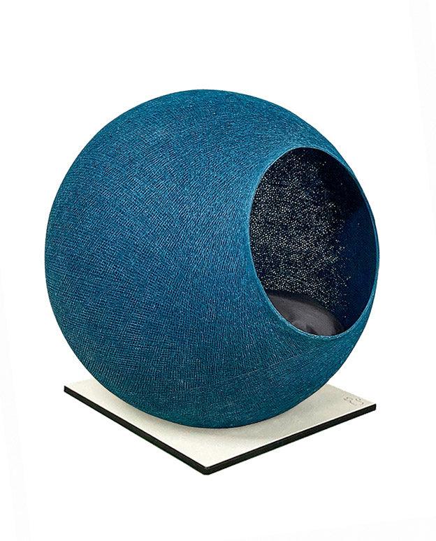 Meuble pour chat design : le Square un cocon discret tout en élégance bleu socle béton blanc - kasibe