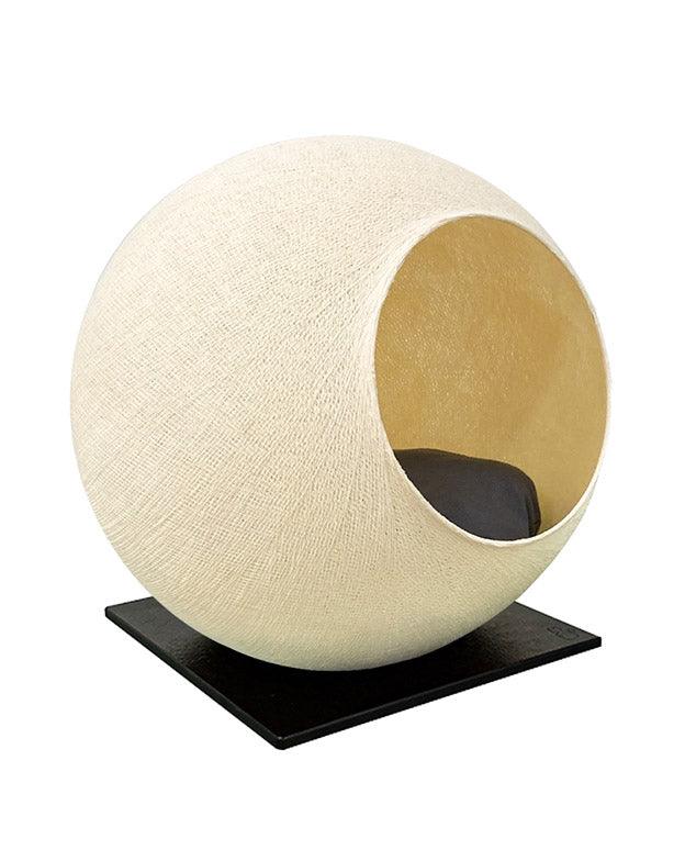Meuble pour chat design : le Square un cocon discret tout en élégance champagne socle béton noir - kasibe