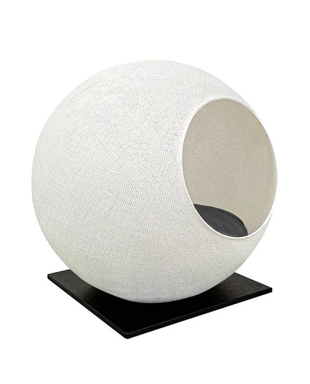 Meuble pour chat design : le Square un cocon discret tout en élégance ivoire socle béton noir - kasibe