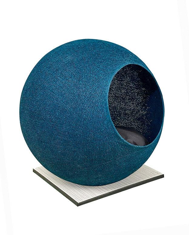 Meuble pour chat design : le Square un cocon discret tout en élégance bleu socle béton blanc - kasibe