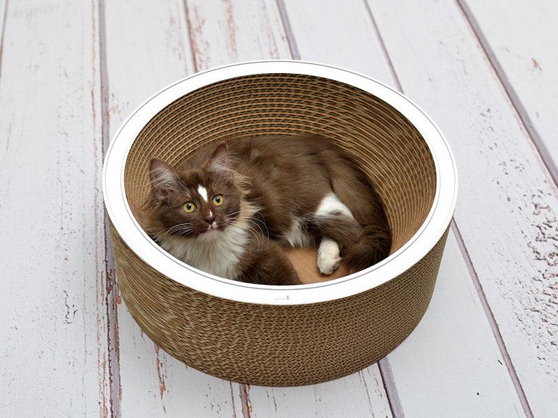 Un panier en carton pour chat et un griffoir : La Coupe Corbeille blanc liseré- kasibe