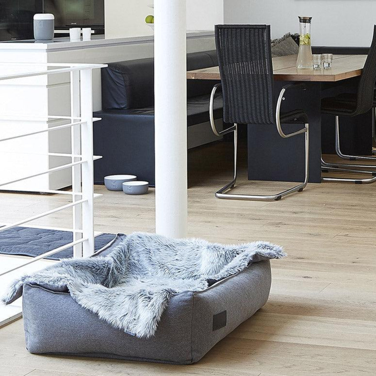Une touche déco avec ce plaid en fourrure pour chien Lana - kasibe