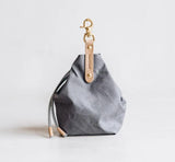 kasibe York, un sac à friandises pour chien en toile cirée gris band&roll