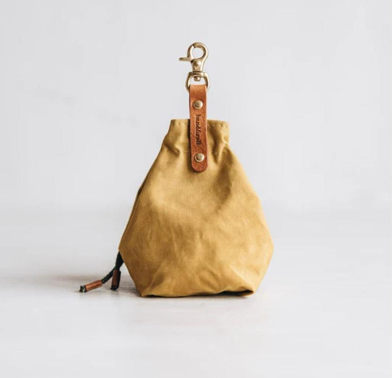 kasibe York, un sac à friandises pour chien en toile cirée jaune band&roll