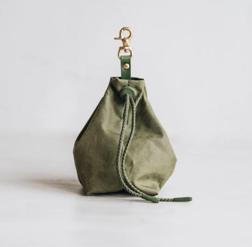 kasibe York, un sac à friandises pour chien en toile cirée vert band&roll